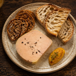 avec quoi servir le foie gras, pains et chutney maison