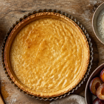 imperméabiliser fond de tarte avec blanc d’œuf sur plan de travail