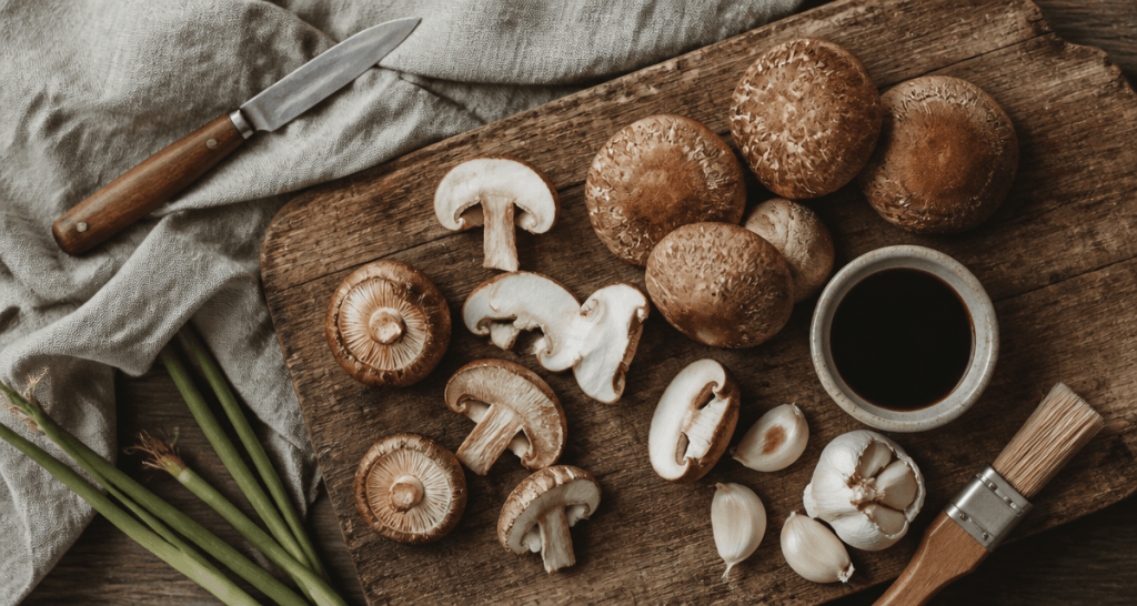 shiitakes recettes sur planche en bois