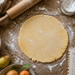 recette sucrée avec pâte brisée maison sur plan de travail