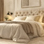 Déco chambre adulte chic : tête de lit capitonnée beige, lumière chaude tamisée