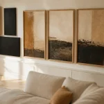 Décoration murale avec cadres grand format sur mur clair