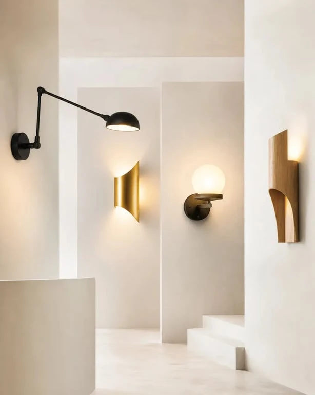 Appliques murales originales dans un intérieur élégant avec plusieurs styles de luminaires muraux
