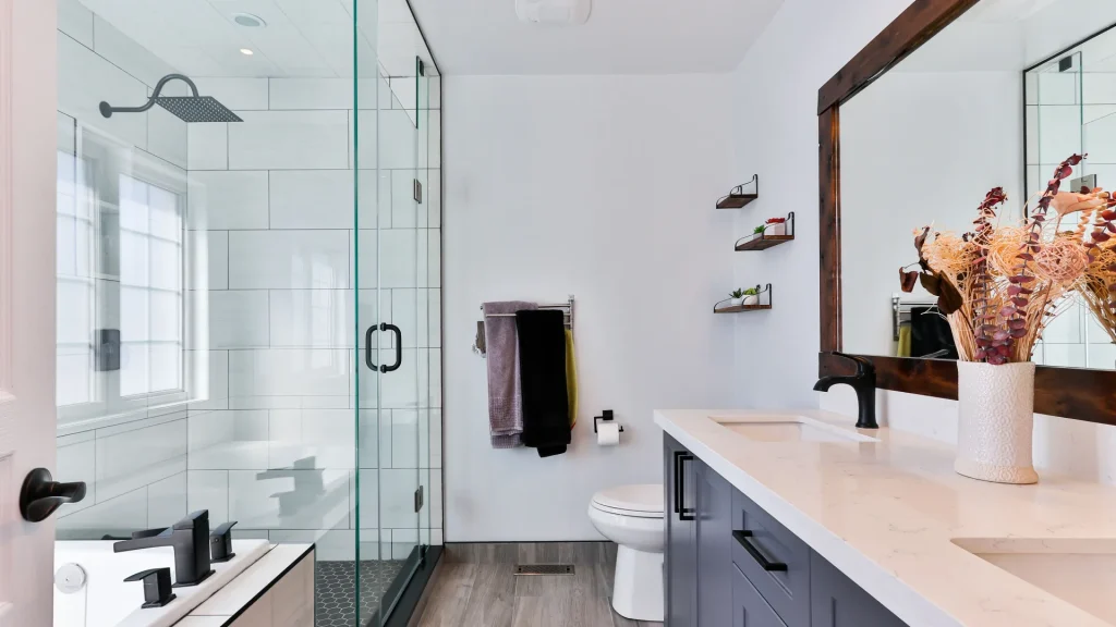 Comment rénover les murs d'une salle de bain avec un panneau mural ?