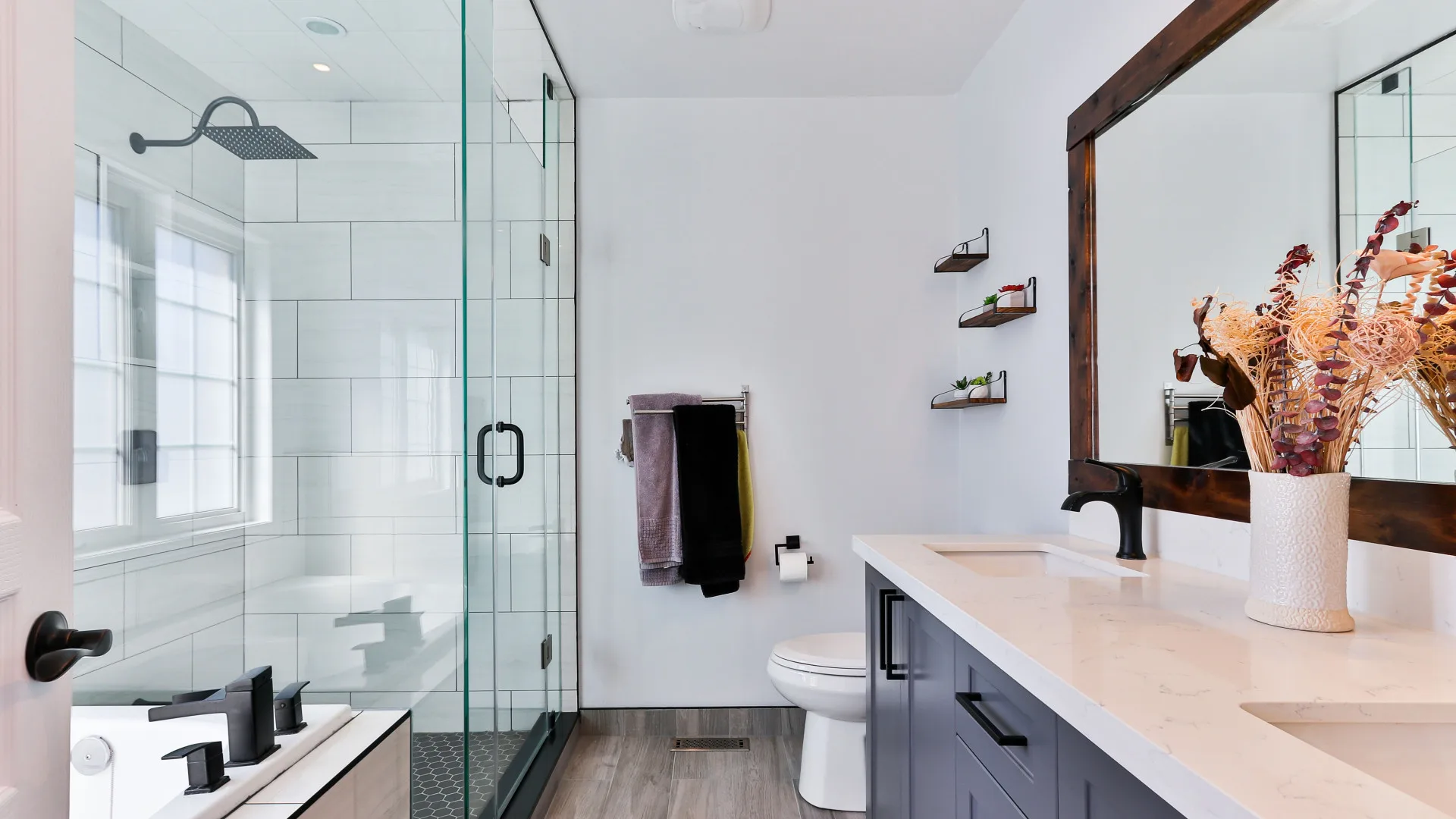 Comment rénover les murs d'une salle de bain avec un panneau mural ?