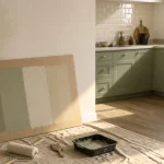 Couleur pour cuisine : mur vert sauge pâle qui agrandit l’espace